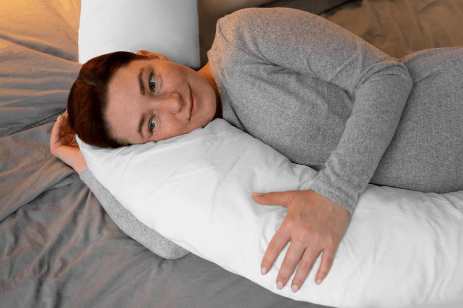 Beneficios de dormir con una almohada cervical ergonómica